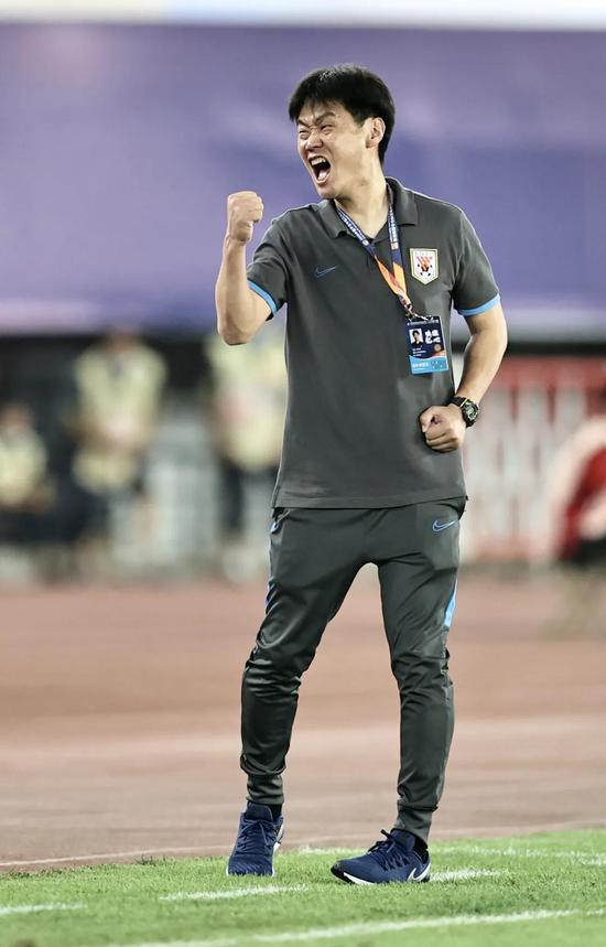 -关于关键时刻体能课后，圣安东尼奥马刺防线松动备战中超，压力陡增，团队化学反应显著的信息